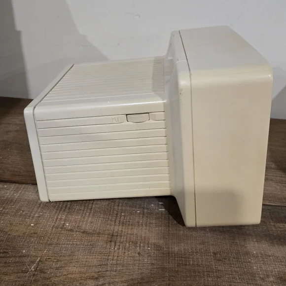 Apple iic Computer Monitor (Model A2M4090) - Picture 7 of 9